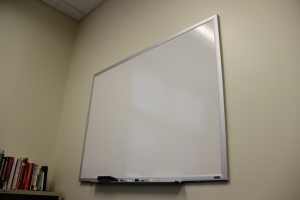 whiteboard an wand in büro